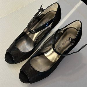 Karen Scott black pumps size 8